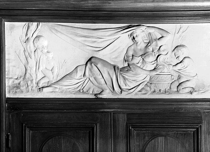 Grand escalier, bas-relief au-dessus d'une porte (palier du 1e étage) : L'Hiver