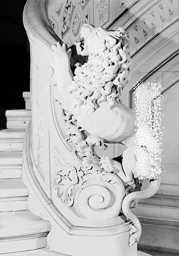 Grand escalier : Départ de la rampe ornée d'un lion