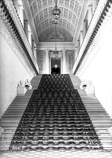 Grand escalier  vu du rez-de-chaussée vers le 1e étage