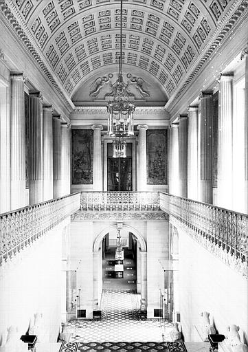 Grand escalier vu du palier du 1e étage vers le rez-de-chaussée