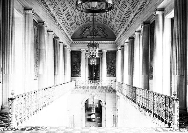 Grand escalier : Vue générale du palier du 1e étage