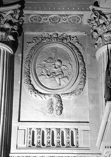 Bas-relief situé à gauche du maître-autel de la chapelle, à hauteur des tribunes : Deux anges portant le saint Sacrement