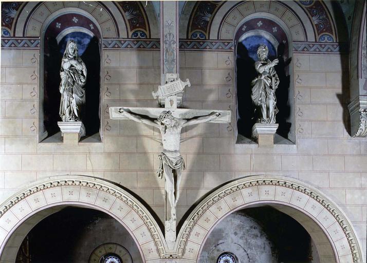 groupe sculpté : Christ en croix monumental, Vierge et saint Jean dans des niches