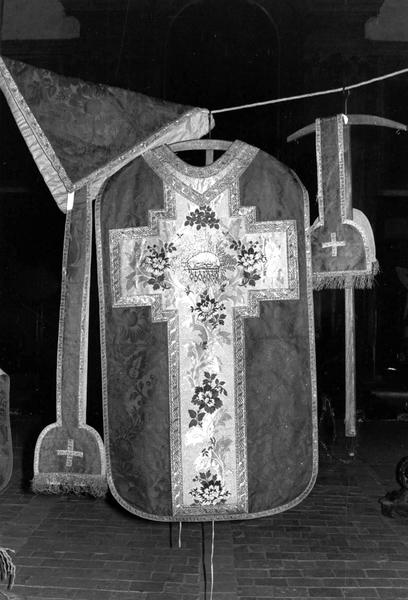 chasuble, étole, manipule, voile de calice, antependium (ornement rouge) - © Ministère de la Culture (France), Médiathèque du patrimoine et de la photographie (objets mobiliers), tous droits réservés