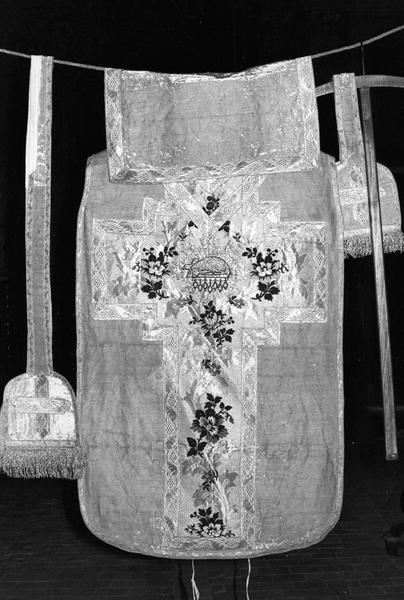 chasuble, étole, manipule, voile de calice, antependium (ornement jaune) - © Ministère de la Culture (France), Médiathèque du patrimoine et de la photographie (objets mobiliers), tous droits réservés