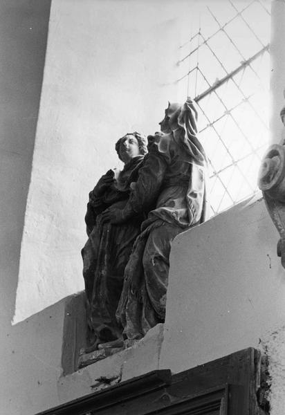 groupe sculpté : La Visitation, vue d'en bas - © Ministère de la Culture (France), Médiathèque du patrimoine et de la photographie (objets mobiliers), tous droits réservés