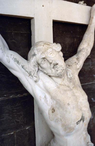 statue : Christ en croix