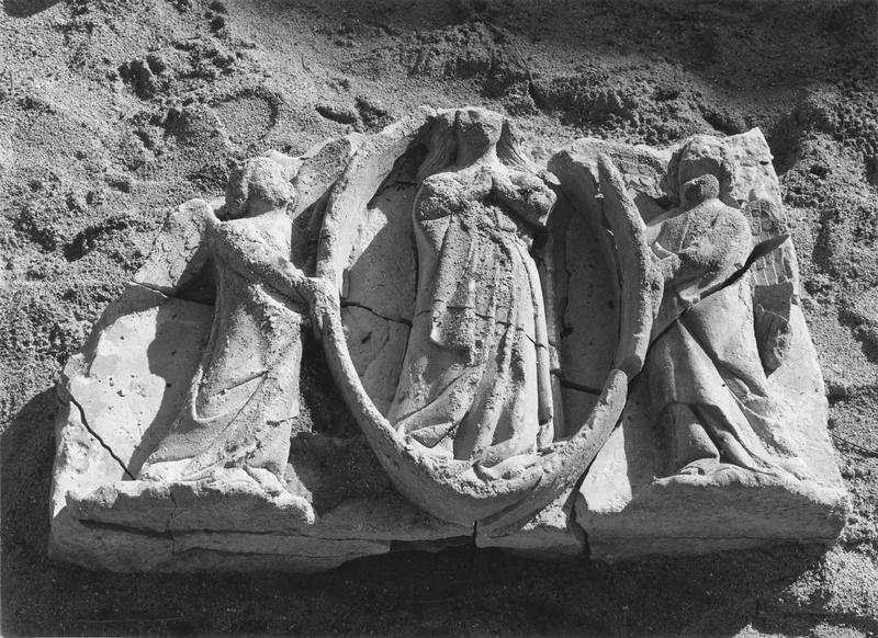 bas-relief : L' Assomption de la Vierge et deux anges, déposé - © Ministère de la Culture (France), Médiathèque du patrimoine et de la photographie (objets mobiliers), tous droits réservés