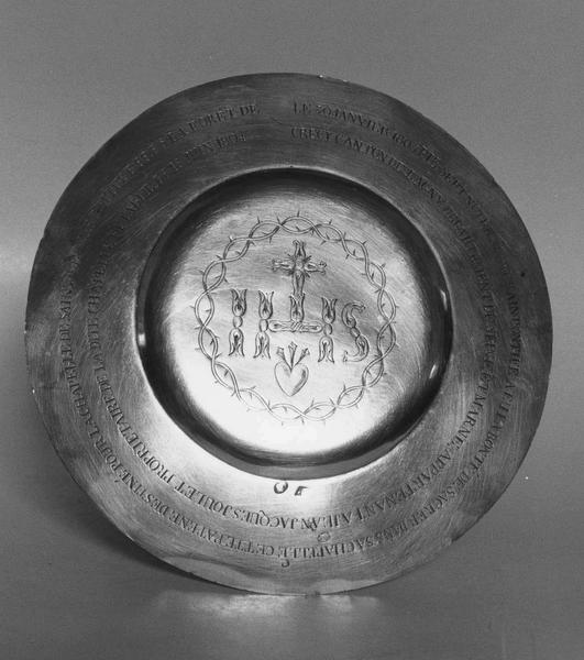 patène, détail de l'inscription - © Ministère de la Culture (France), Médiathèque du patrimoine et de la photographie (objets mobiliers), tous droits réservés