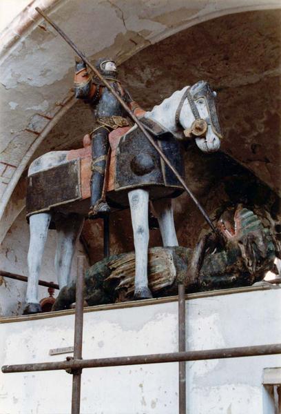 groupe sculpté (grandeur nature) : Saint Georges et le dragon, vue de côté