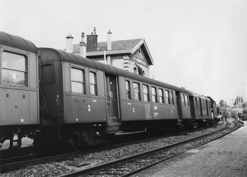 rame de sept wagons : A 47 285 (1933), B 17 151 (1929), B 20 240 (1929), B 20 256 (1929), BD 47 248 (1932) - © Ministère de la Culture (France), Médiathèque du patrimoine et de la photographie (objets mobiliers), tous droits réservés