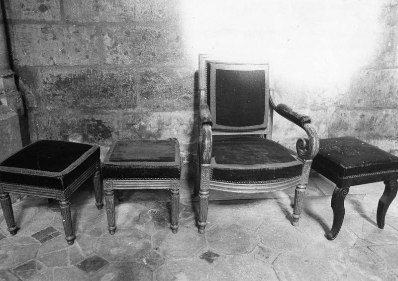 fauteuil de célébrant, trois tabourets - © Ministère de la Culture (France), Médiathèque du patrimoine et de la photographie (objets mobiliers), tous droits réservés