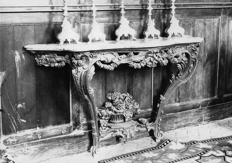 console - © Ministère de la Culture (France), Médiathèque du patrimoine et de la photographie (objets mobiliers), tous droits réservés