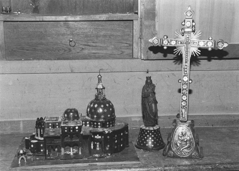 reliquaire, en forme de maquette de Saint Sépulcre, statuette et crucifix - © Ministère de la Culture (France), Médiathèque du patrimoine et de la photographie (objets mobiliers), tous droits réservés