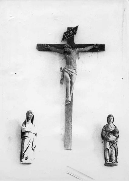 trois statues : Le Christ en croix, La Vierge, Saint Jean - © Ministère de la Culture (France), Médiathèque du patrimoine et de la photographie (objets mobiliers), tous droits réservés