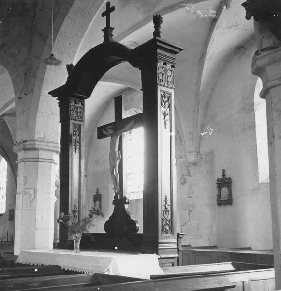 bancs de fidèles, le Christ en croix - © Ministère de la Culture (France), Médiathèque du patrimoine et de la photographie (objets mobiliers), tous droits réservés