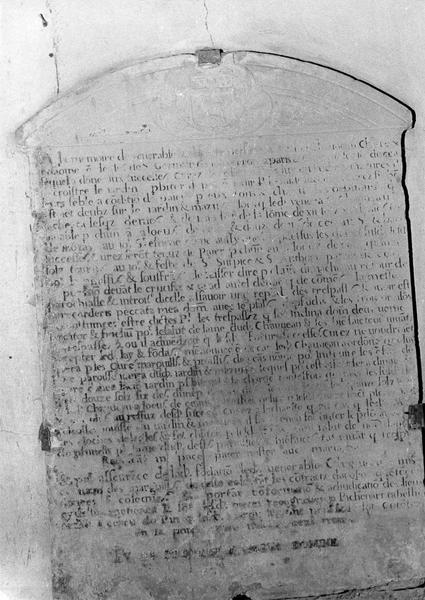 plaque funéraire de Mitre Michel Chauveau, chantre et chanoine de Saint-Germain-l'Auxerrois à Paris, curé du Pin, mort en 1530