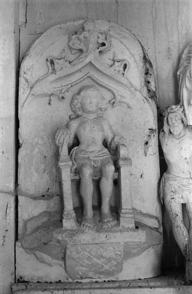 haut-relief : Saint Quentin assis sous un dais - © Ministère de la Culture (France), Médiathèque du patrimoine et de la photographie (objets mobiliers), tous droits réservés