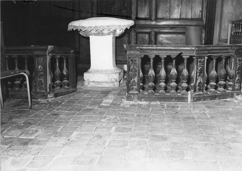 fonts baptismaux et clôture de chapelle (balustrade) - © Ministère de la Culture (France), Médiathèque du patrimoine et de la photographie (objets mobiliers), tous droits réservés