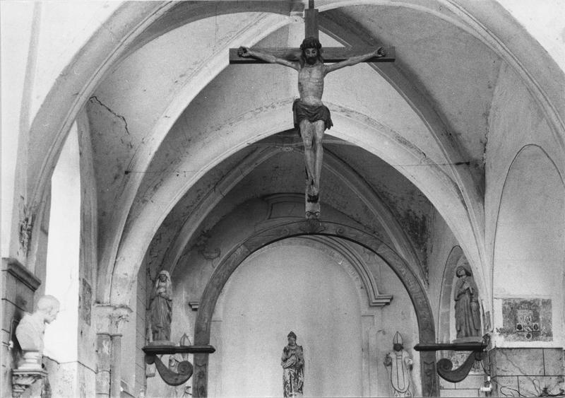 groupe sculpté du calvaire : Le Christ en croix, Vierge, saint Jean - © Ministère de la Culture (France), Médiathèque du patrimoine et de la photographie (objets mobiliers), tous droits réservés