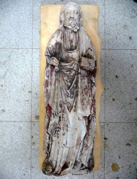 statue d'un saint apôtre, en cours de restauration - © Ministère de la Culture (France), Médiathèque du patrimoine et de la photographie (objets mobiliers), tous droits réservés