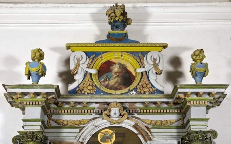 fronton du retable de l'autel latéral nord - © Ministère de la Culture (France), Médiathèque du patrimoine et de la photographie (objets mobiliers), tous droits réservés