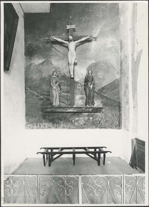 trois statues de poutre de gloire : Christ en croix, Vierge et Saint Jean