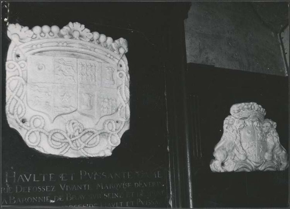 dalle funéraire et deux bas-reliefs : Armoiries de Marie Defossez, marquise d'Everly