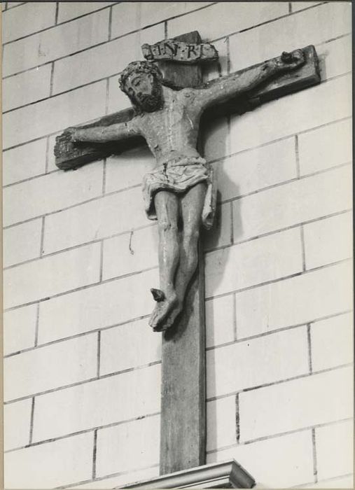 statue : Christ en croix