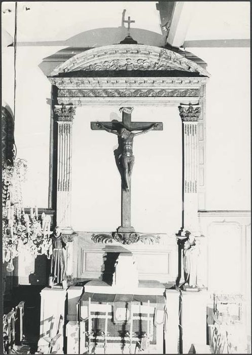 autel latéral sud, retable et statue : Christ en croix - © Ministère de la Culture (France), Médiathèque du patrimoine et de la photographie, diffusion GrandPalaisRmn Photo