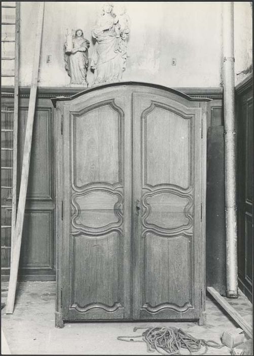 armoire de sacristie et deux statues : Sainte Barbe et Vierge à l'Enfant - © Ministère de la Culture (France), Médiathèque du patrimoine et de la photographie, diffusion GrandPalaisRmn Photo