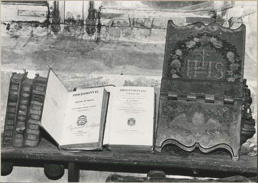 pupitre d'autel et deux livres liturgiques - © Ministère de la Culture (France), Médiathèque du patrimoine et de la photographie, diffusion GrandPalaisRmn Photo