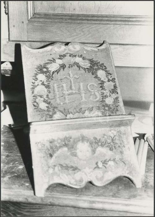 pupitre d'autel et deux livres liturgiques