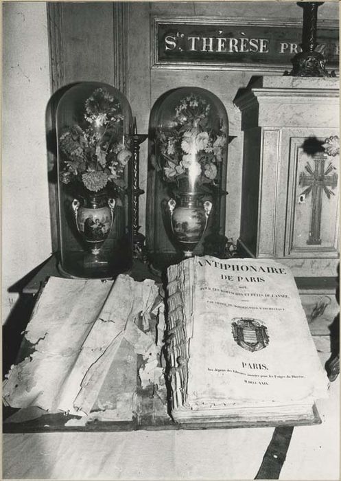 antiphonaire et deux vases-bouquets d'autel - © Ministère de la Culture (France), Médiathèque du patrimoine et de la photographie, diffusion GrandPalaisRmn Photo