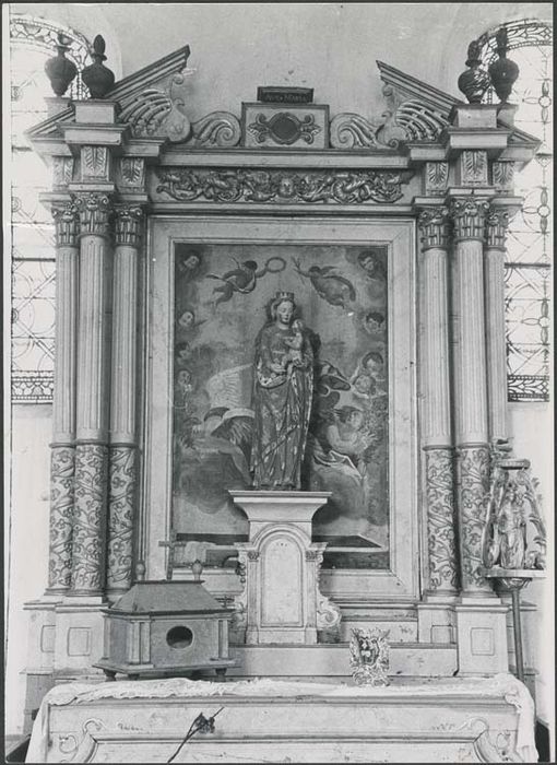 autel latéral nord, retable, tableau : Assomption et statue : Vierge à l'Enfant ;châsse de saint Donat (ou Douet ?) - © Ministère de la Culture (France), Médiathèque du patrimoine et de la photographie, diffusion GrandPalaisRmn Photo