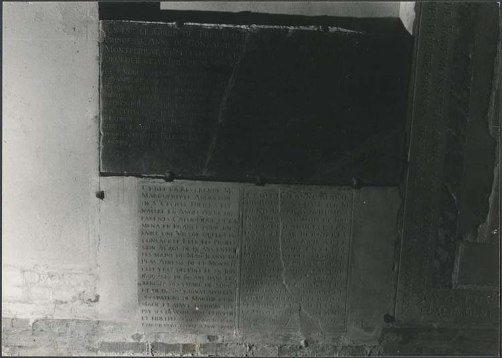 deux plaques funéraires de Mère Marguerite Anderton et Jeanne Marie du Bourg - © Ministère de la Culture (France), Médiathèque du patrimoine et de la photographie, diffusion GrandPalaisRmn Photo