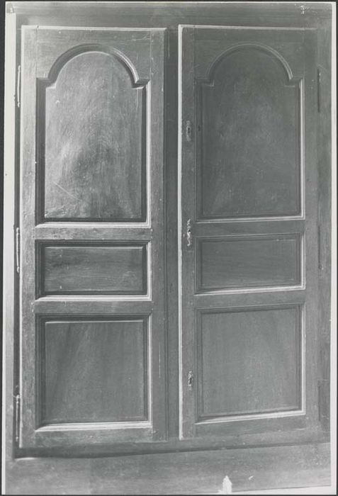 deux portes d'armoire