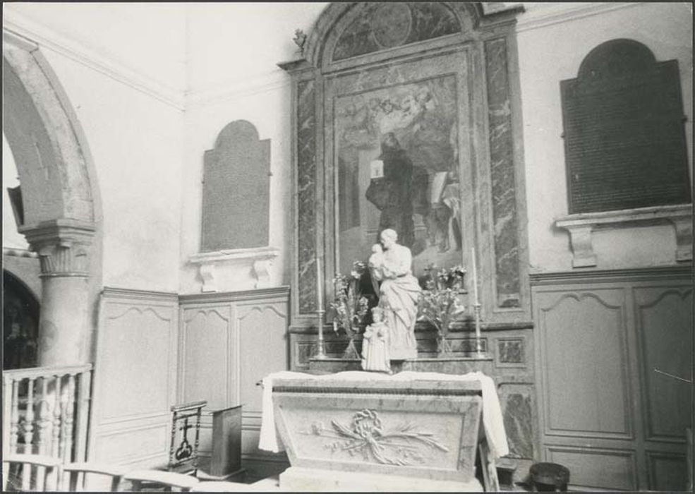 autel de la chapelle seigneuriale, lambris et quatre plaques funéraires - © Ministère de la Culture (France), Médiathèque du patrimoine et de la photographie, diffusion GrandPalaisRmn Photo