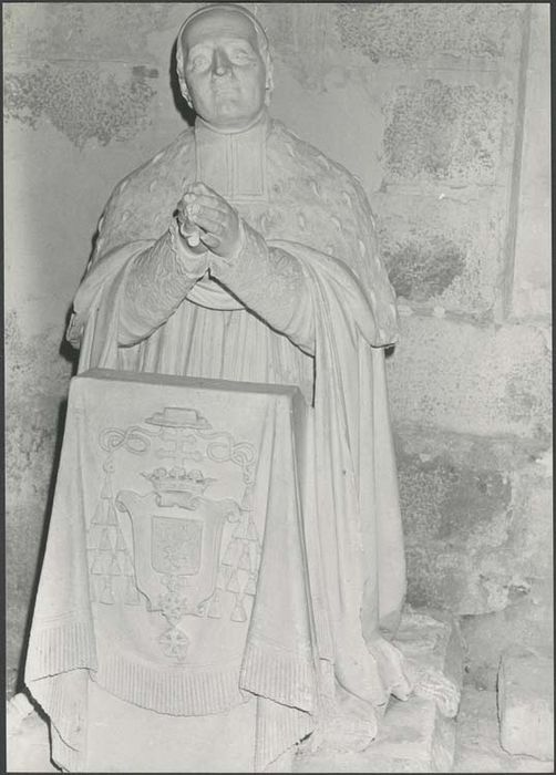 statue : Prélat agenouillé