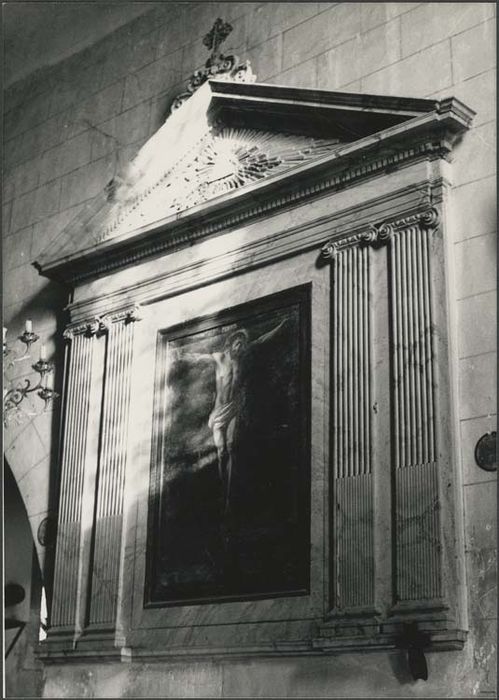 retable latéral sud et tableau : Christ en croix - © Ministère de la Culture (France), Médiathèque du patrimoine et de la photographie, diffusion GrandPalaisRmn Photo