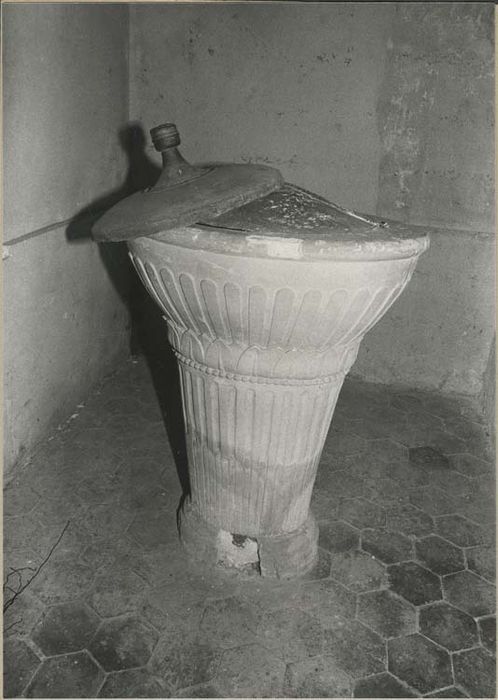 fonts baptismaux, leur bassin et leur couvercle - © Ministère de la Culture (France), Médiathèque du patrimoine et de la photographie, diffusion GrandPalaisRmn Photo