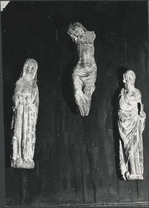 trois statues de poutre de gloire : Christ en croix, Vierge et Saint Jean