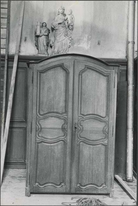 armoire de sacristie et deux statues : Sainte Barbe et Vierge à l'Enfant