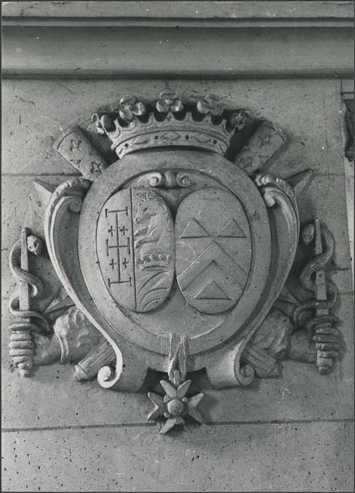 bas-relief : Blason armorié du marquis de Bercheny
