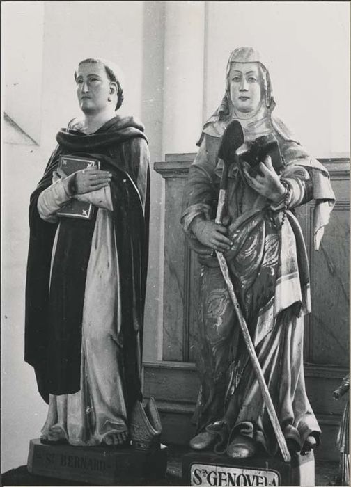 deux statues : Sainte Geneviève et Saint Bernard