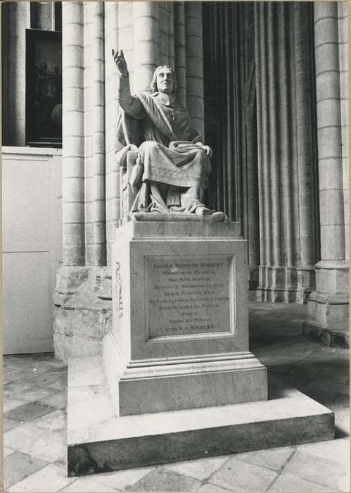 monument : Bossuet assis, exhortant