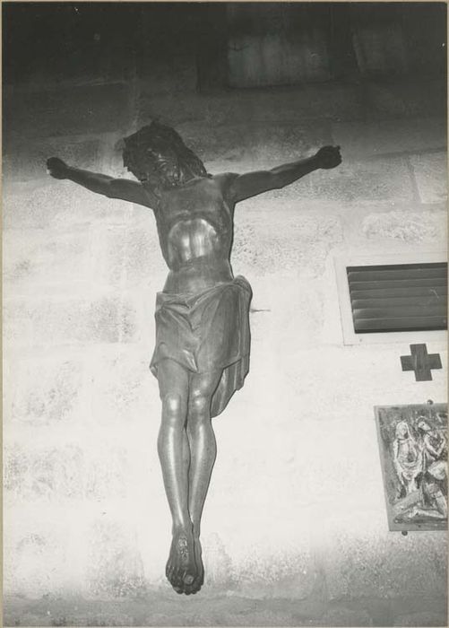 statue : Christ en croix