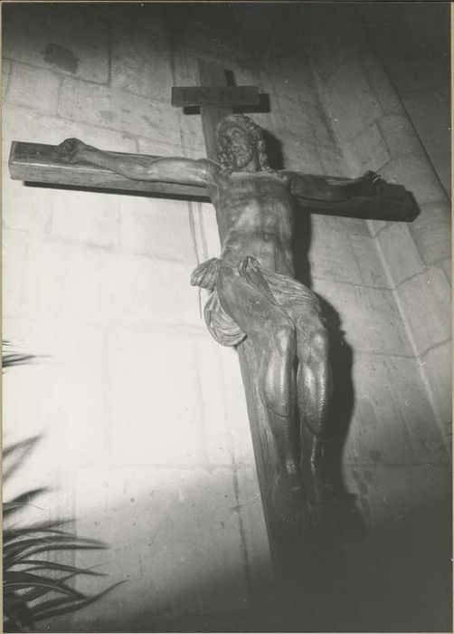 statue : Christ en croix