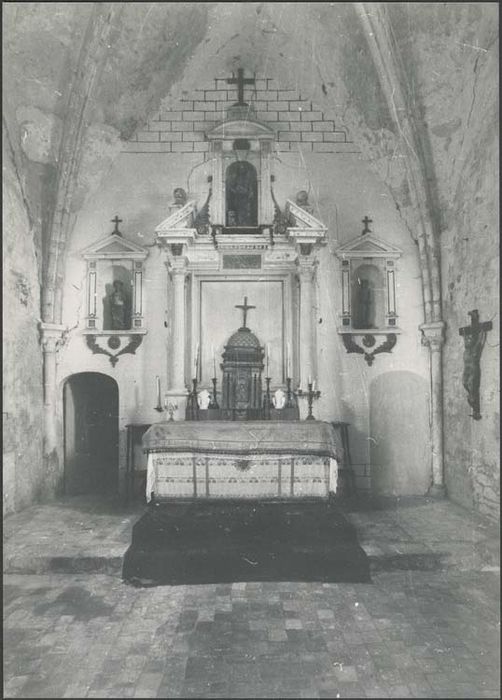 retable du maître-autel, tabernacle et deux statues : Saint Roch et Saint Sébastien