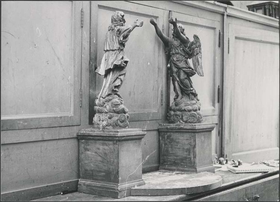 autel (maître-autel), éléments de retable, tabernacle, ses trois statuettes et deux statues : Angelots
